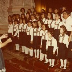 Edelmira dirigiendo primer coro de niños del Perosi