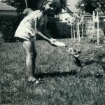 Eddie niña amamantando a un bambi en su jardín de Castelar
